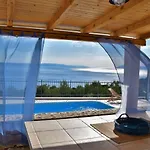 Charmy Hill With Pool فيلة