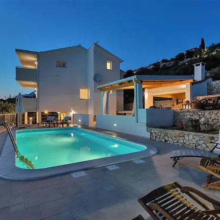 Charmy Hill With Pool *